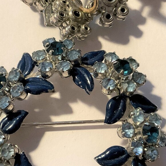 Vintage Estate Rhinestone & Enameled Wreath Brooch and Clip Earring Set - Picture 6 of 7